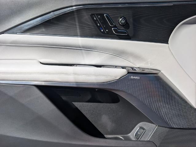 2024 Cadillac LYRIQ 4dr Luxury w/1SE