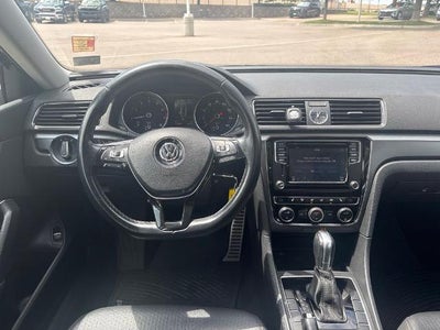 2017 Volkswagen Passat R-Line w/Comfort Pkg Auto