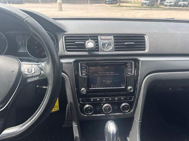 2017 Volkswagen Passat R-Line w/Comfort Pkg Auto