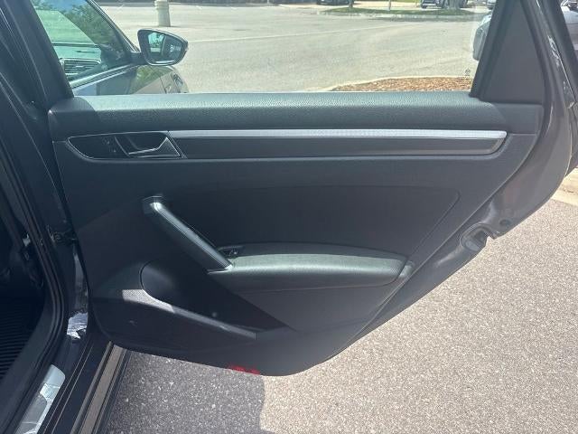2017 Volkswagen Passat R-Line w/Comfort Pkg Auto