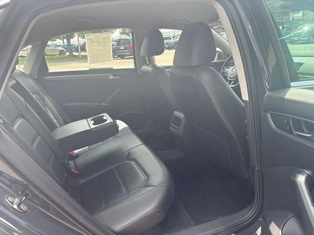 2017 Volkswagen Passat R-Line w/Comfort Pkg Auto