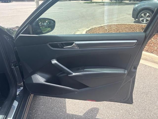 2017 Volkswagen Passat R-Line w/Comfort Pkg Auto