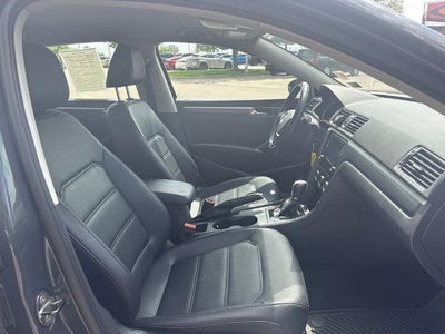 2017 Volkswagen Passat R-Line w/Comfort Pkg Auto