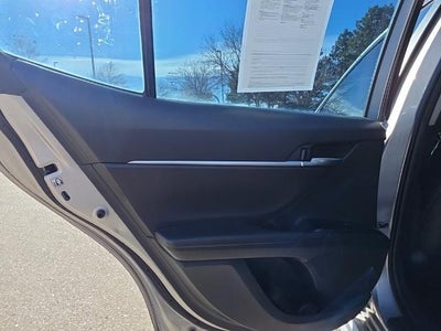 2019 Toyota Camry SE Auto (SE)