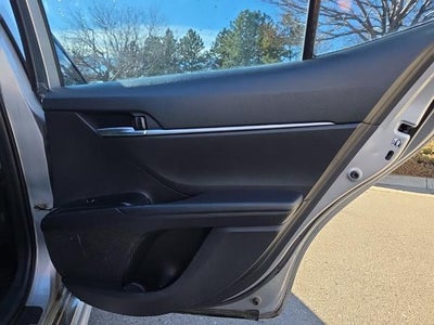 2019 Toyota Camry SE Auto (SE)