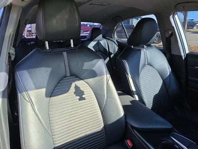 2019 Toyota Camry SE Auto (SE)