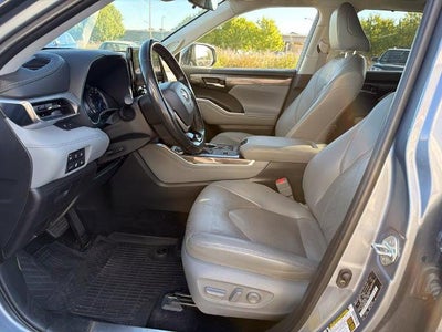 2022 Toyota Highlander Hybrid Platinum