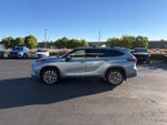 2022 Toyota Highlander Hybrid Platinum