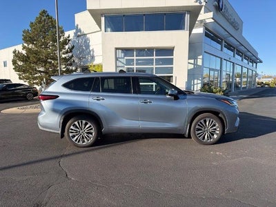 2022 Toyota Highlander Hybrid Platinum