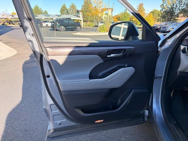 2022 Toyota Highlander Hybrid Platinum