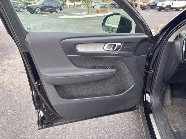 2023 Volvo XC40 Ultimate Dark Theme