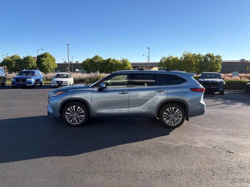 2022 Toyota Highlander Hybrid Platinum