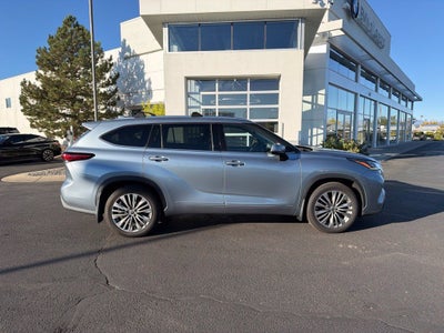 2022 Toyota Highlander Hybrid Platinum