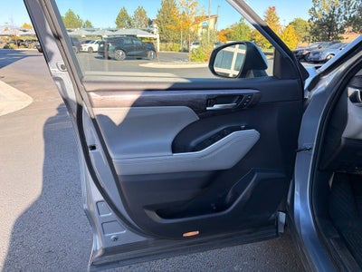 2022 Toyota Highlander Hybrid Platinum