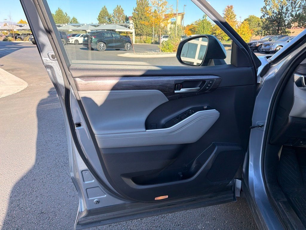 2022 Toyota Highlander Hybrid Platinum