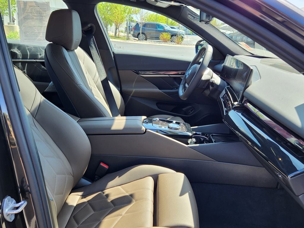 2025 BMW i5 eDrive40 Courtesy Vehicle
