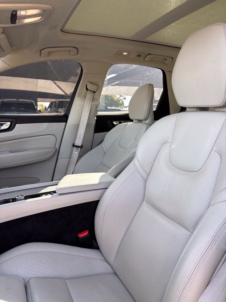 2023 Volvo XC60 B5 Ultimate Bright Theme