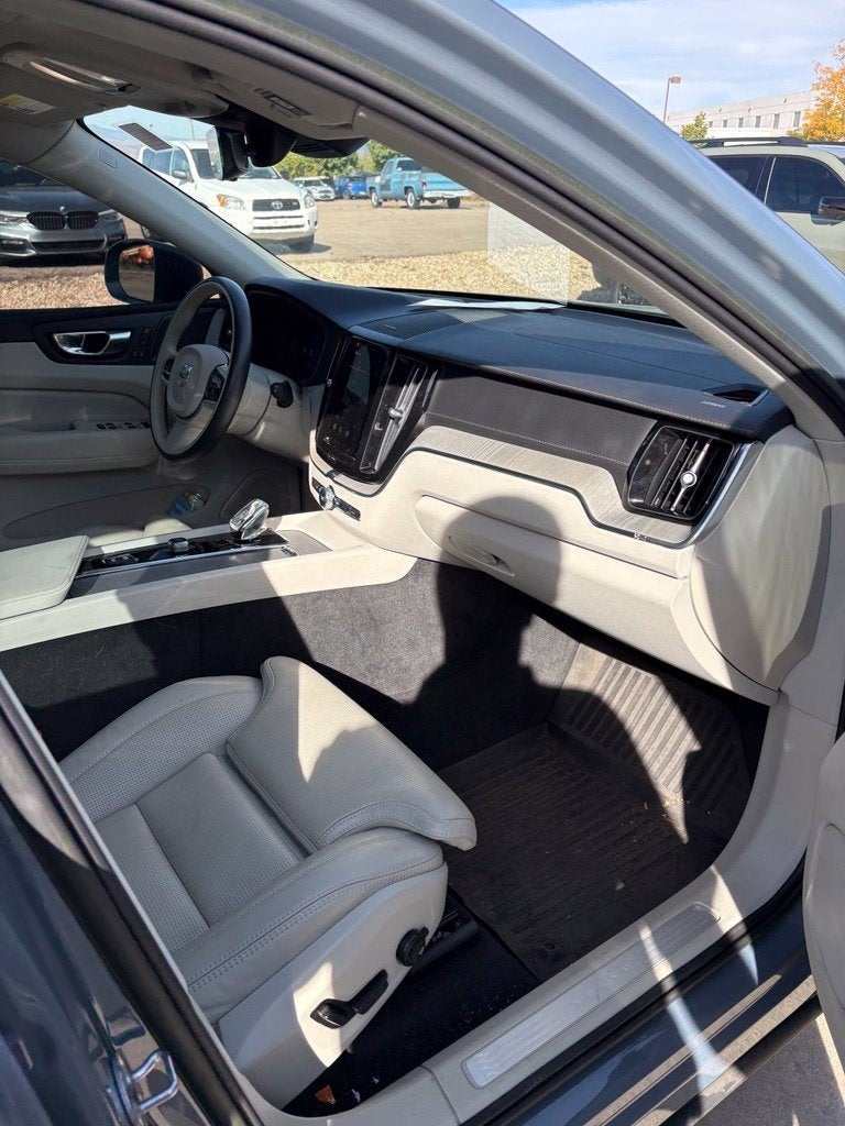 2023 Volvo XC60 B5 Ultimate Bright Theme