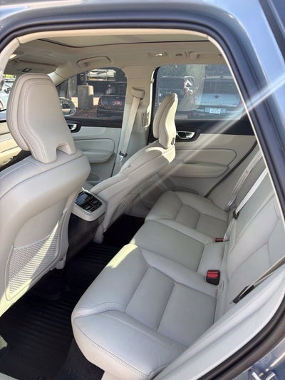 2023 Volvo XC60 B5 Ultimate Bright Theme