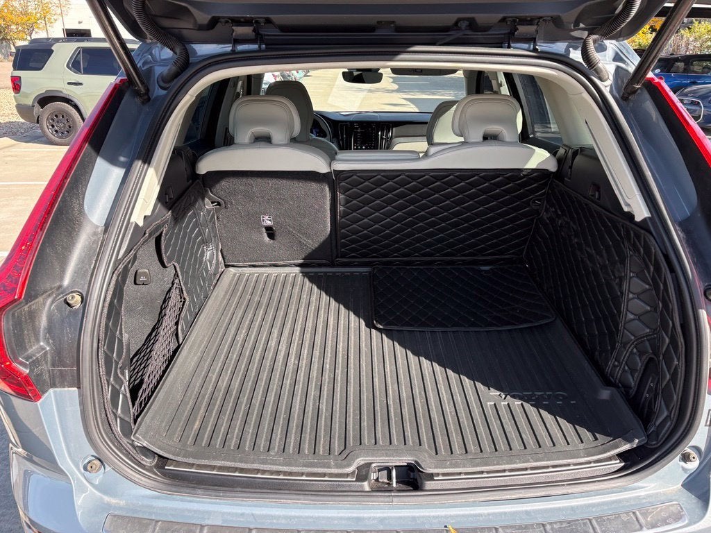 2023 Volvo XC60 B5 Ultimate Bright Theme