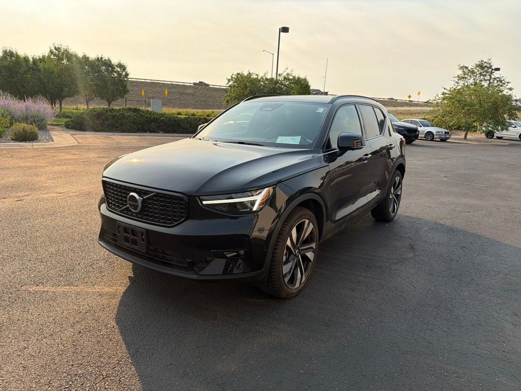 2025 Volvo XC40 B5 Plus Dark Theme