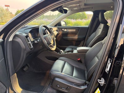 2025 Volvo XC40 B5 Plus Dark Theme