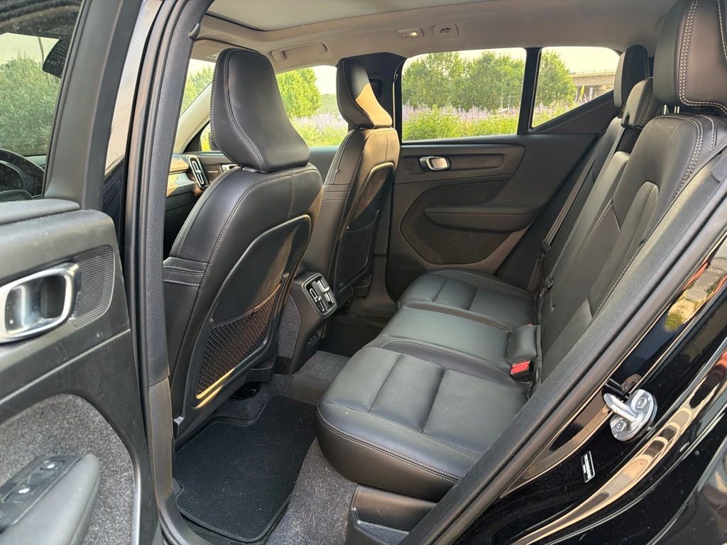 2025 Volvo XC40 B5 Plus Dark Theme