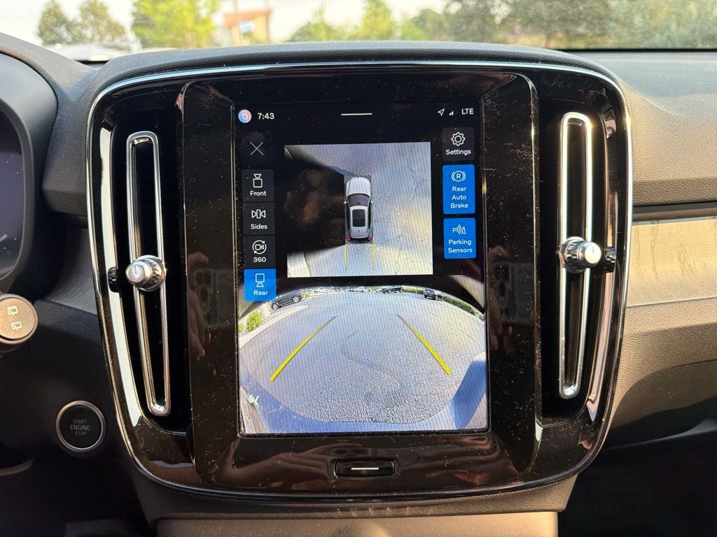 2025 Volvo XC40 B5 Plus Dark Theme
