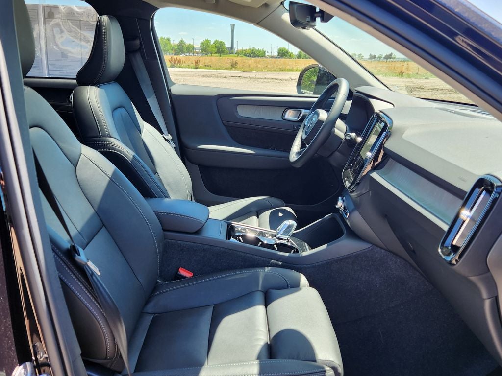 2025 Volvo XC40 B5 Plus Dark Theme