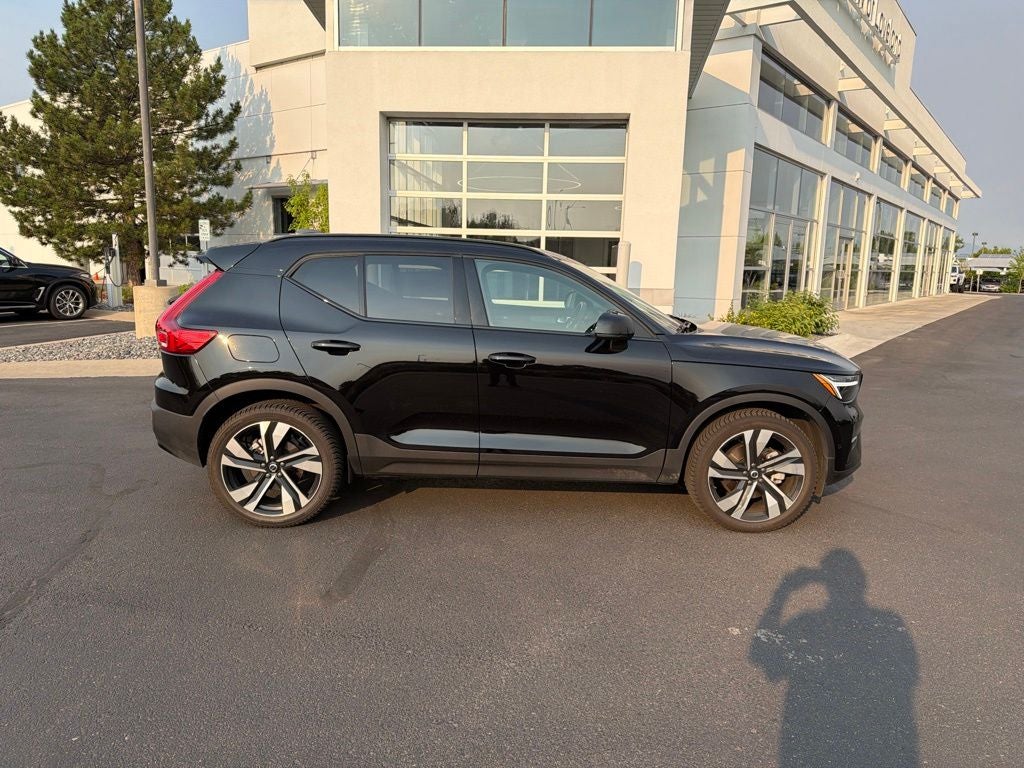 2025 Volvo XC40 B5 Plus Dark Theme
