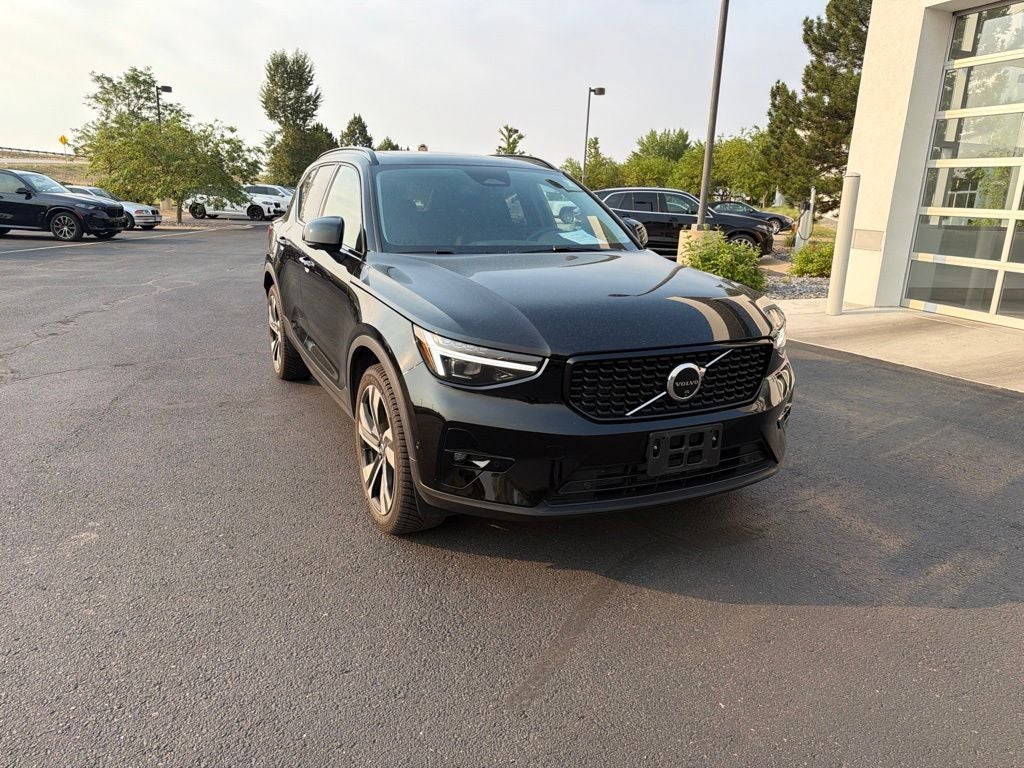 2025 Volvo XC40 B5 Plus Dark Theme